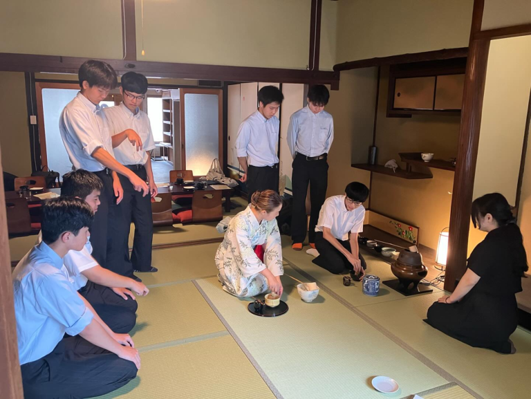 佐野工科高校の生徒さんが甘味茶房さのまち庵にて、茶道体験していただきました。